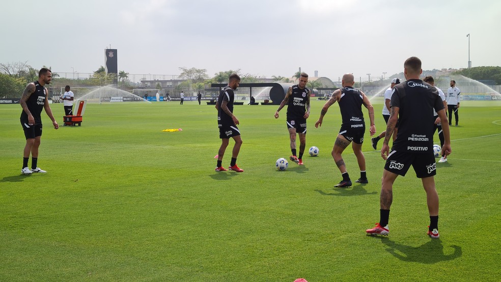 Sylvinho comanda treino e esboça time titular, veja a provável escalação do Corinthians 