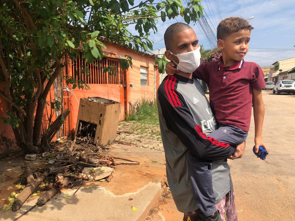 Lucas Moreira de Souza, 26 anos, reencontra filho após quase três anos preso por crimes que não cometeu — Foto: Walder Galvão/G1
