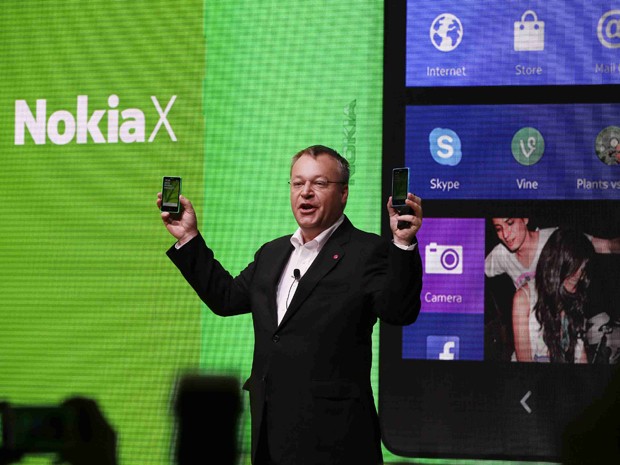 Stephen Elop apresenta novos smartphones da Nokia na MWC, em Barcelona (Foto: Gustau Nacarino/Reuters)