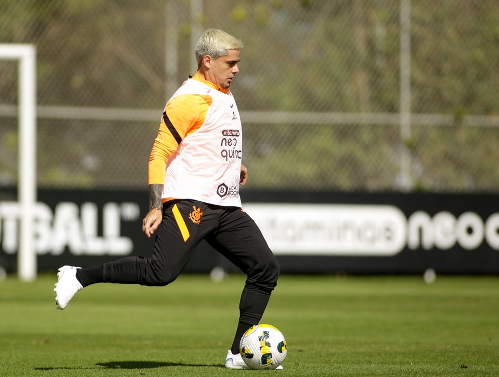 Fagner, lateral-direito do Corinthians, no treino desta segunda-feira — Foto: Rodrigo Coca/Ag. Corinthians