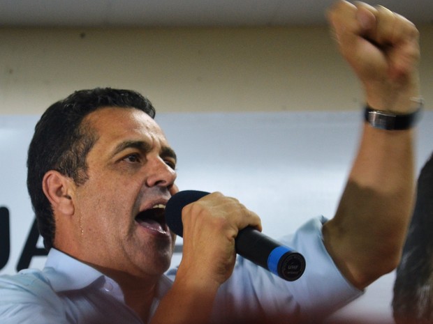 Marcelo Barbieri comemora vitória com eleitores em Araraquara (Foto: Felipe Turioni/G1)