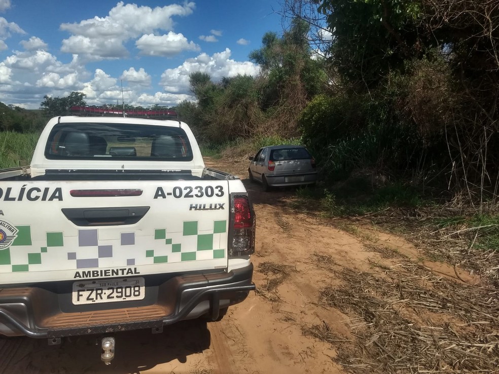 O carro usado pelos caçadores foi localizado nas imediações — Foto: Polícia Ambiental