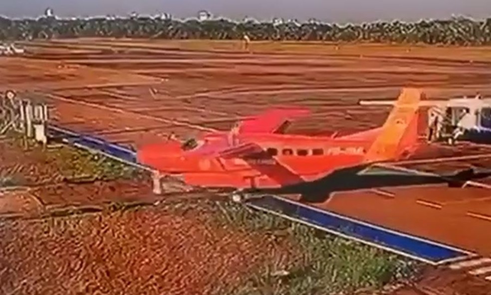 Vídeo mostra momento em que o avião dos bombeiros sai da pista no aeroporto de Porto Velho — Foto: Reprodução