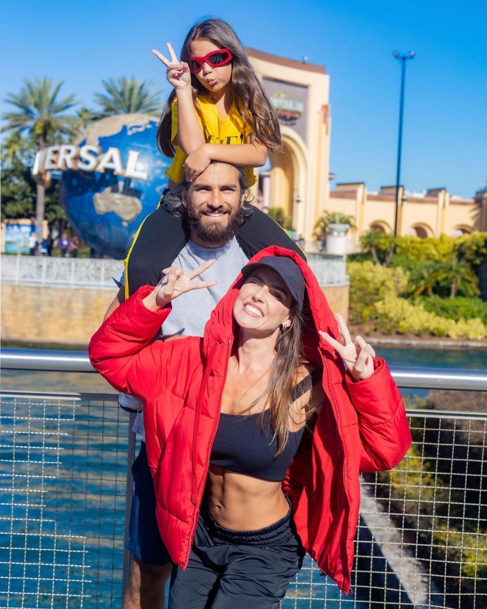 Deborah Secco, Hugo Moura e Maria Flor &mdash; Foto: Reprodu&ccedil;&atilde;o Instagram