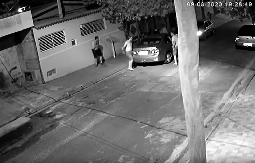 Homic&iacute;dio qualificado foi registrado em Pirapozinho na noite deste domingo (9) &mdash; Foto: Reprodu&ccedil;&atilde;o/C&acirc;mera de seguran&ccedil;a/Pol&iacute;cia Civil