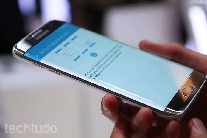 Lateral curvada do Galaxy S7 Edge em destaque (Foto: Fabrício Vitorino/TechTudo)