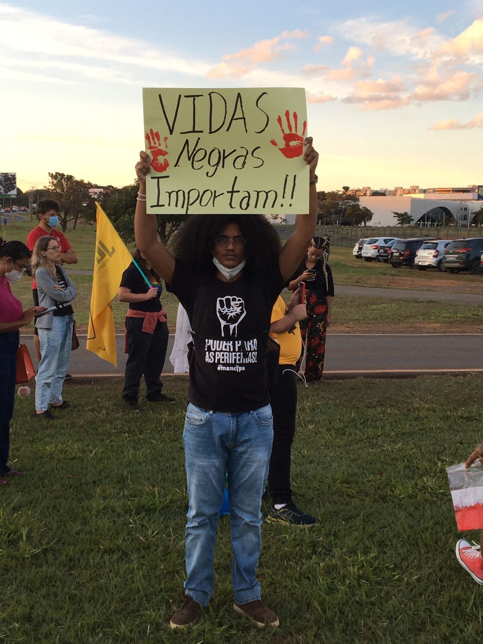 Homem carrega cartaz com a frase "vidas negras importam", no DF — Foto: Caroline Cintra/g1 DF