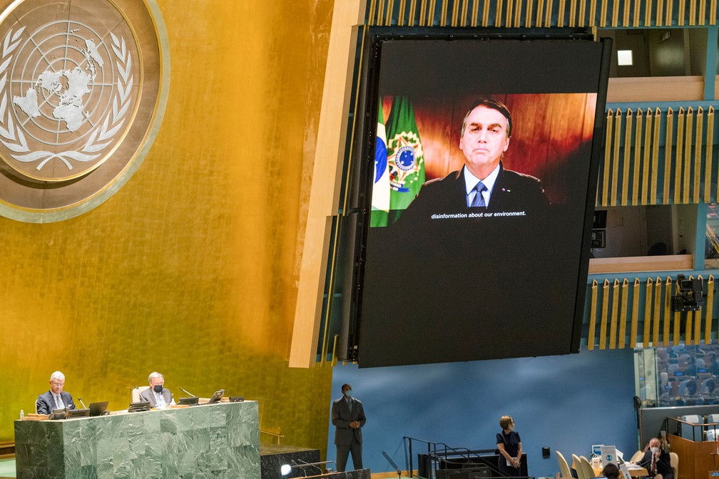 Discurso de Bolsonaro é exibido em telão na Assembleia Geral da ONU, a primeira realizada virtualmente. — Foto: United Nations/Handout via REUTERS