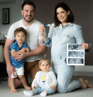 Mãe de terceira viagem, Sabrina Petraglia também anunciou que vem mais um bebê por aí! Ela e seu marido, Ramón Velázquez, já são pais de Maya, 1 ano, e de Gael, 2 