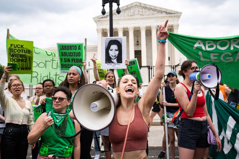 Ativistas protestam contra decisão da Suprema Corte americana que derrubou o direito constitucional ao aborto; pesquisas mostram que maior parte dos americanos defende o acesso ao procedimento na maioria dos casos