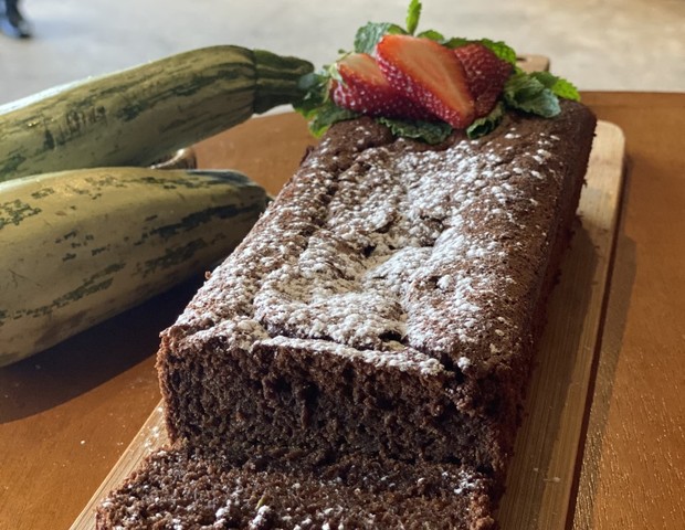 Bolo de chocolate leva abobrinha na receita (Foto: Clara Resorts)