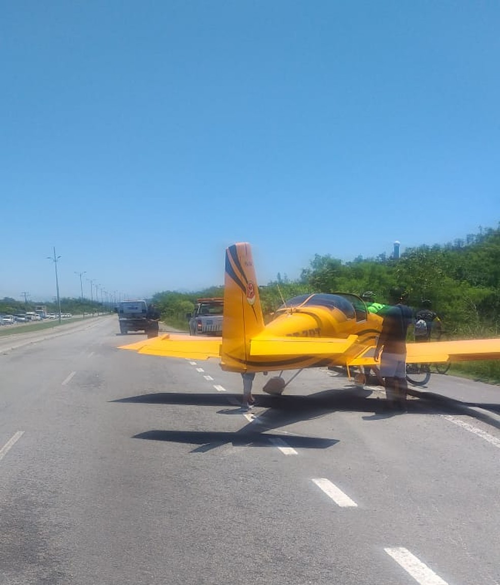 Avião ocupou uma via de avenida na Zona Oeste — Foto: Divulgação CET-Rio