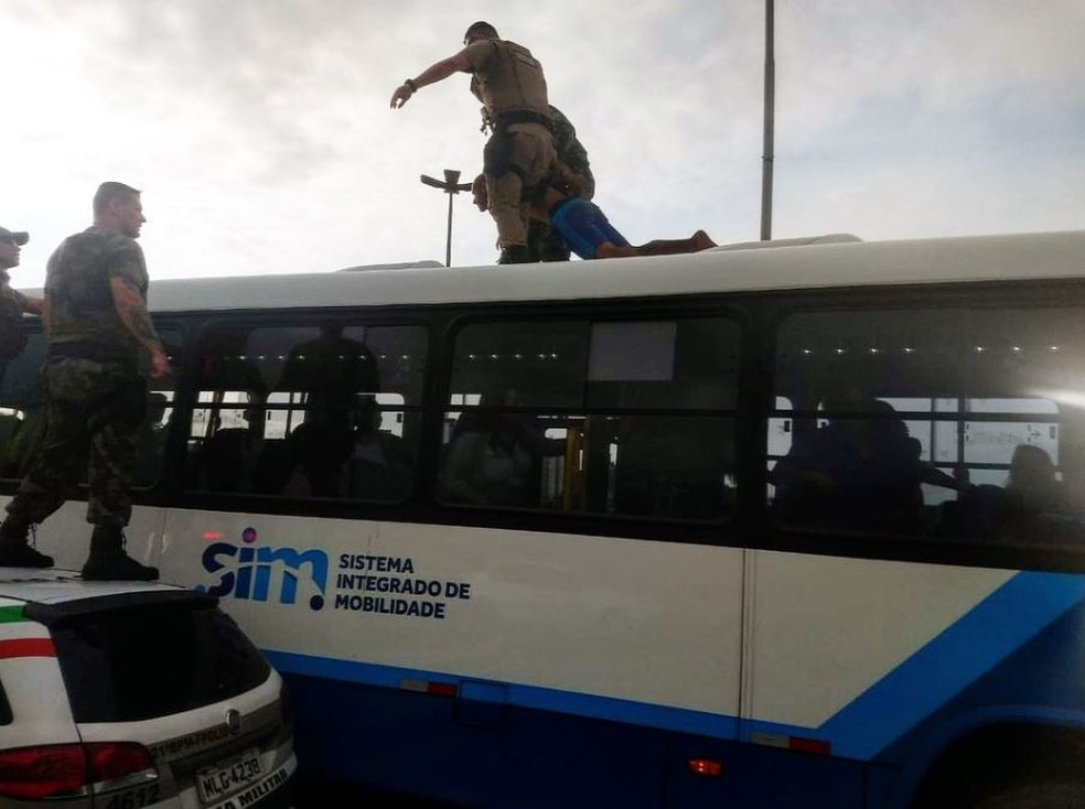 Homem é preso em cima de ônibus do transporte coletivo de Florianópolis — Foto: Polícia Militar/Divulgação