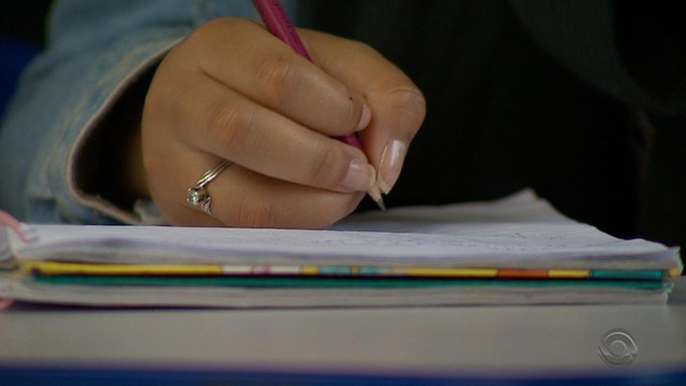 Avaliação foi referente às disciplinas de português e matemática (Foto: Reprodução/RBS TV)