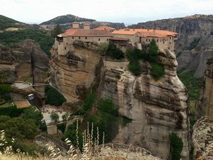 Mosteiro localizado em pilar de rocha no complexo de Metéora, na Grécia (Foto: Virna Lize Mitrogiannis/VC no G1)