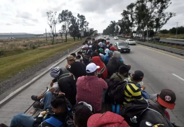 Os imigrantes viajam em caminhões pela América Central e México (Foto: GETTY IMAGES (via BBC))