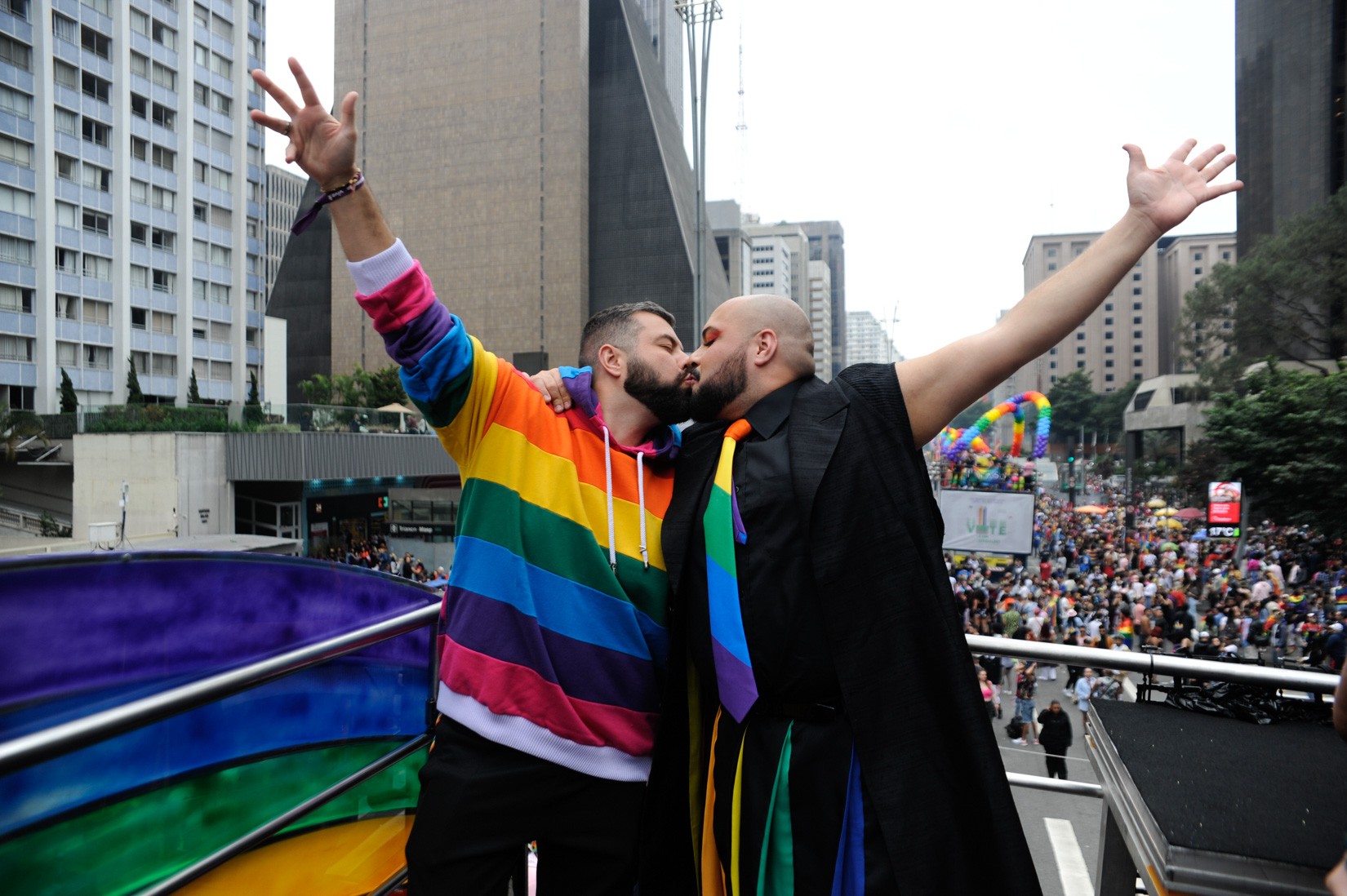 Tiago Abravanel e o marido, Fernando Poli, na Parada do Orgulho LGBT+ (Foto: Eduardo Martins/AgNews)