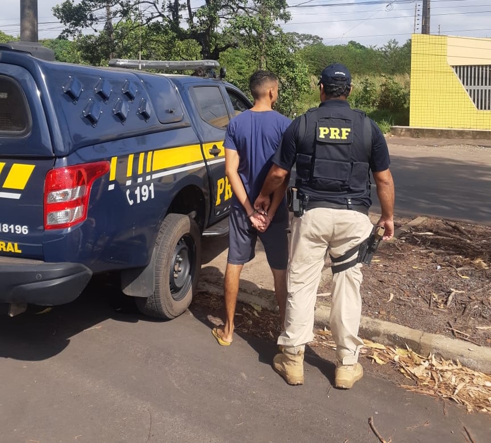 Thiago Muniz foi estava com um mandado de prisÃ£o por roubo e foi levado para a 12Âª DP, em SÃ£o LuÃ­s. â€” Foto: DivulgaÃ§Ã£o/PRF