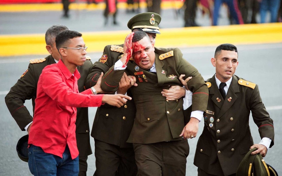 Imagem mostra um oficial com ferimento na cabeça devido a um incidente durante discurso de Nicolás Maduro em Caracas (Foto: Xinhua / via AP Photo)