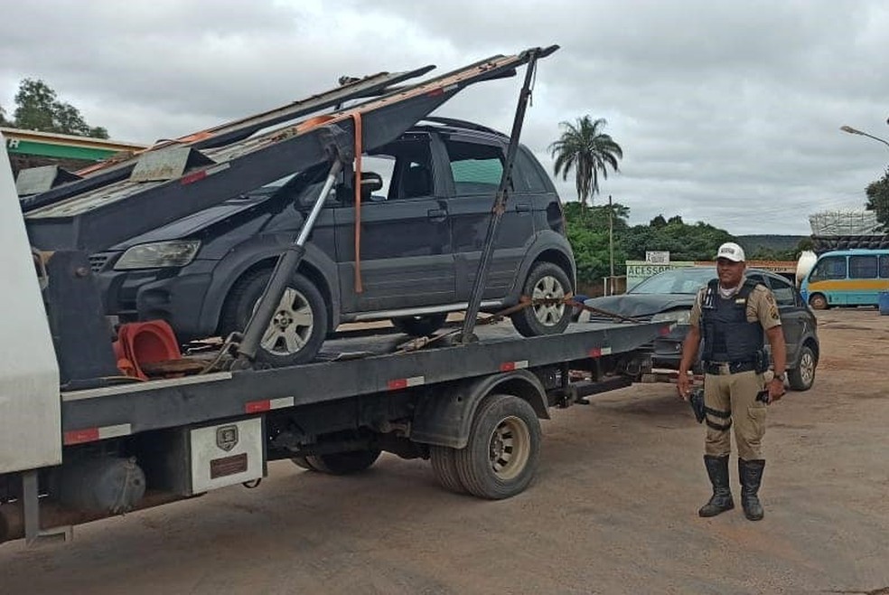 PM recupera três carros roubados e prende dois homens e duas ...