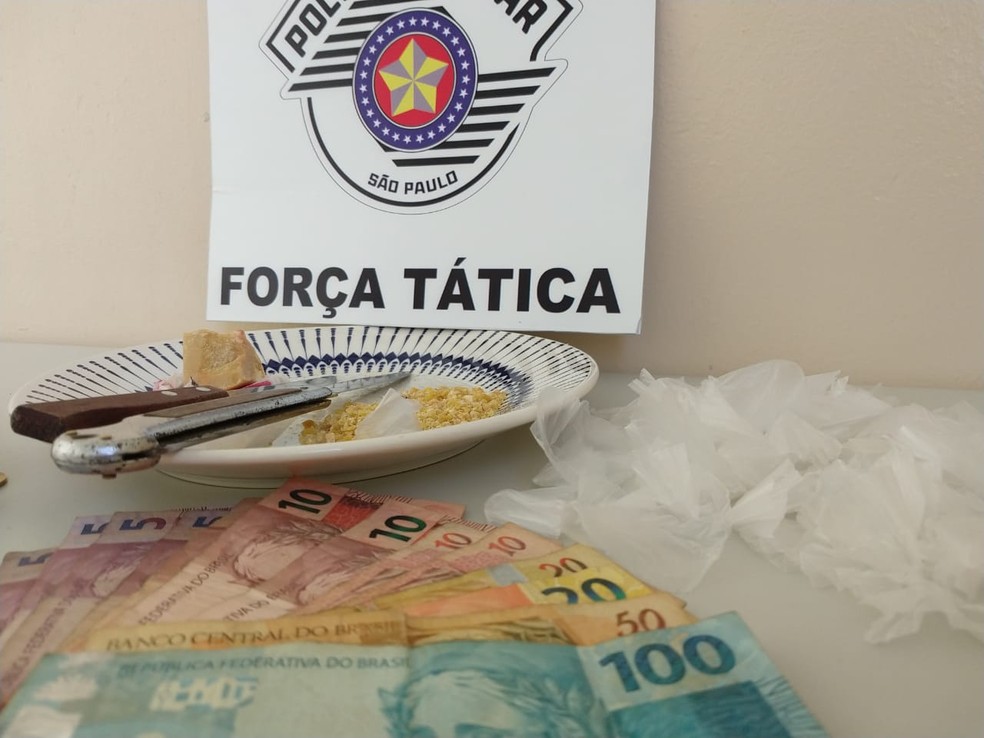 Porções de crack e dinheiro foram apreendidos (Foto: Cedida/Polícia Militar)