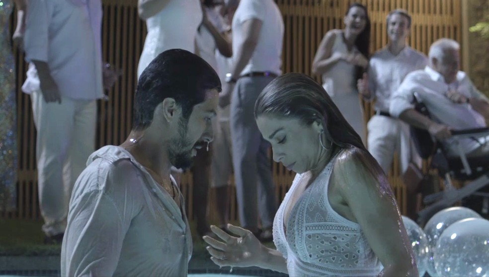 Marcos E Paloma Caem Juntos Na Piscina No Reveillon Vem Por Ai Gshow