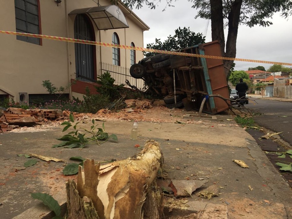 Caminhonete tombou no Parque Furquim (Foto: Sandro Bittencourt/TV Fronteira)
