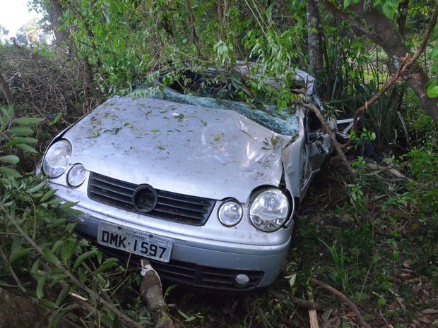 Carro saiu da pista e bateu em árvores (Foto: Rogério Machado Blog/Divulgação)