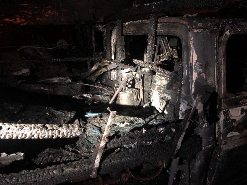 Fogo atingiu o local por volta das 21h30 na Rua Joaquim Nascimento Lourenço em Palmital — Foto: Corpo de Bombeiros/Divulgação