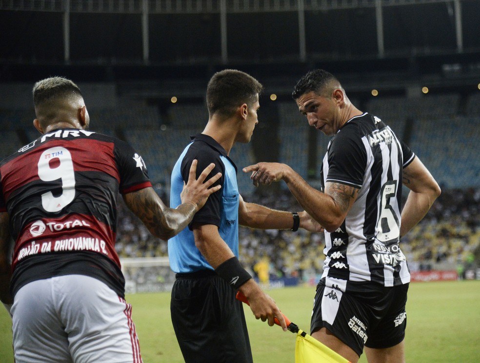 gabigol, danilo barcelos, flamengo, botafogo, maracanã — Foto: André Durão