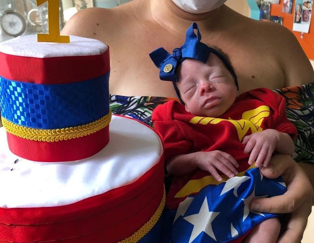 Bebê completa 1 mês de vida na UTI (Foto: Reprodução Instagram)