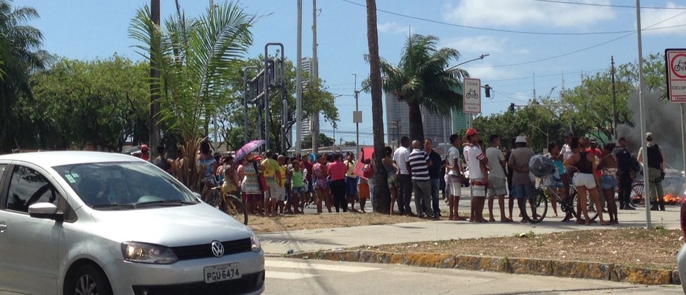 Manifestantes fecharam parte da Avenida Agamenon Magalhães, no recife, na manhã desta quarta-feira (29) (Foto: Bruno Marinho/G1)