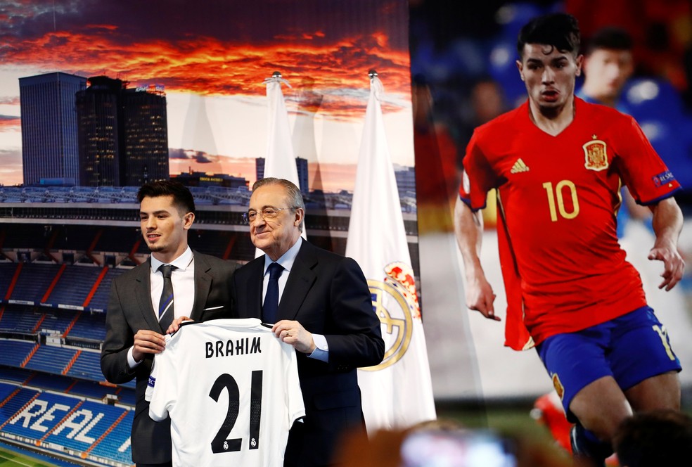 Brahim Diaz posa com o presidente do Real Madrid, Florentino Perez  — Foto: Juan Medina / Reuters