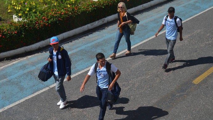 Jogadores do São Francisco durante o desembarque no Aeroporto Maestro Wilson Fonseca (Foto: Weldon Luciano/GloboEsporte.com)