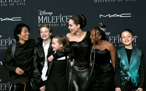 Angelina Jolie diz que gosta do caos de ter 6 filhos em casa na