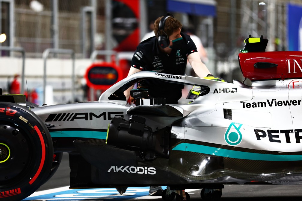 Carro de Lewis Hamilton é empurrado de volta aos boxes ao fim do Q1 do GP da Arábia Saudita de 2022 — Foto: Mark Thompson/Getty Images