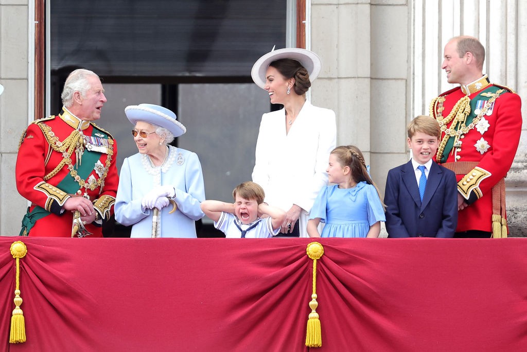 LONDON, ENGLAND - JUNE 02: Queen Elizabeth II smiles on the balcony of Buckingham Palace during Trooping the Colour alongside (L-R) Camilla, Duchess of Cornwall, Prince Charles, Prince of Wales, Prince Louis of Cambridge, Catherine, Duchess of Cambridge,  (Foto: Getty Images)