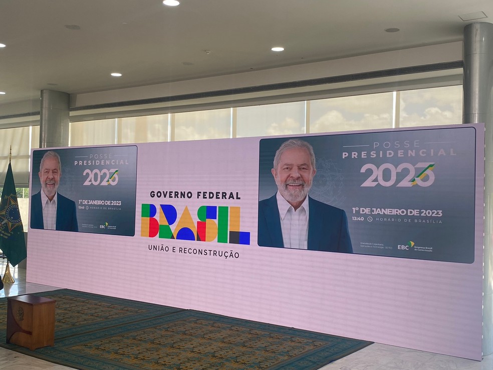 Novo governo exibe no Palácio do Planalto a logomarca e o slogan da gestão Lula — Foto: Guilherme Mazui/ g1