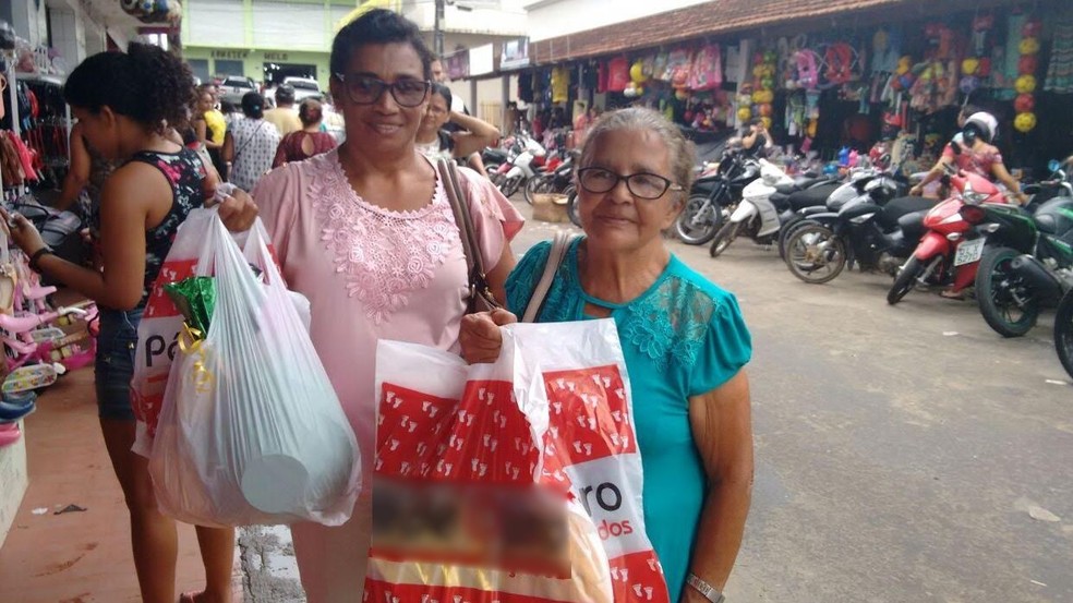 A agricultora Francisca de Assis, de 51 anos, foi às compras com a mãe  (Foto: Anny Barbosa/G1)