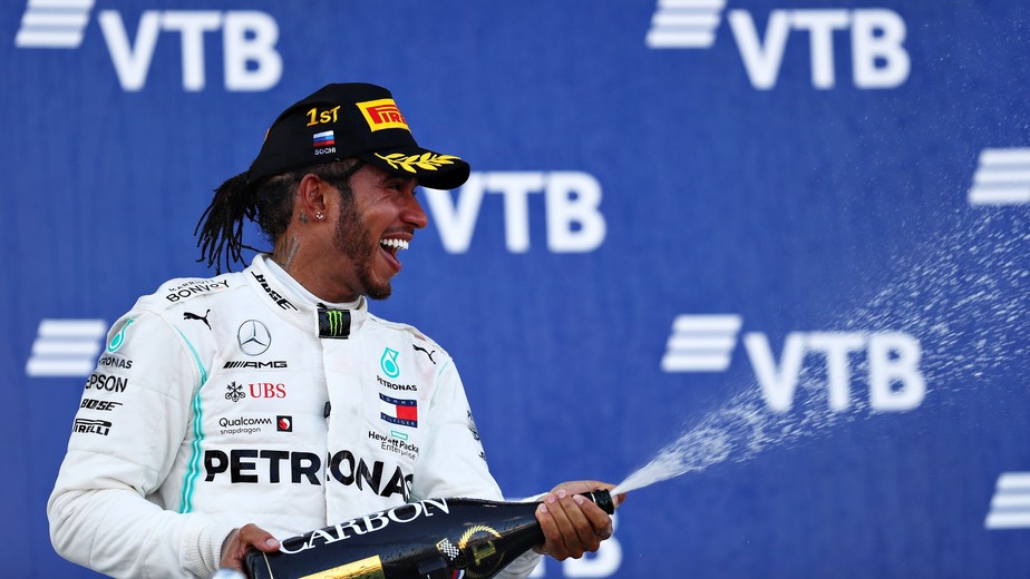 Hamilton vence na Rússia ajudado por safety car virtual; Ferrari faz jogo de equipe polêmico