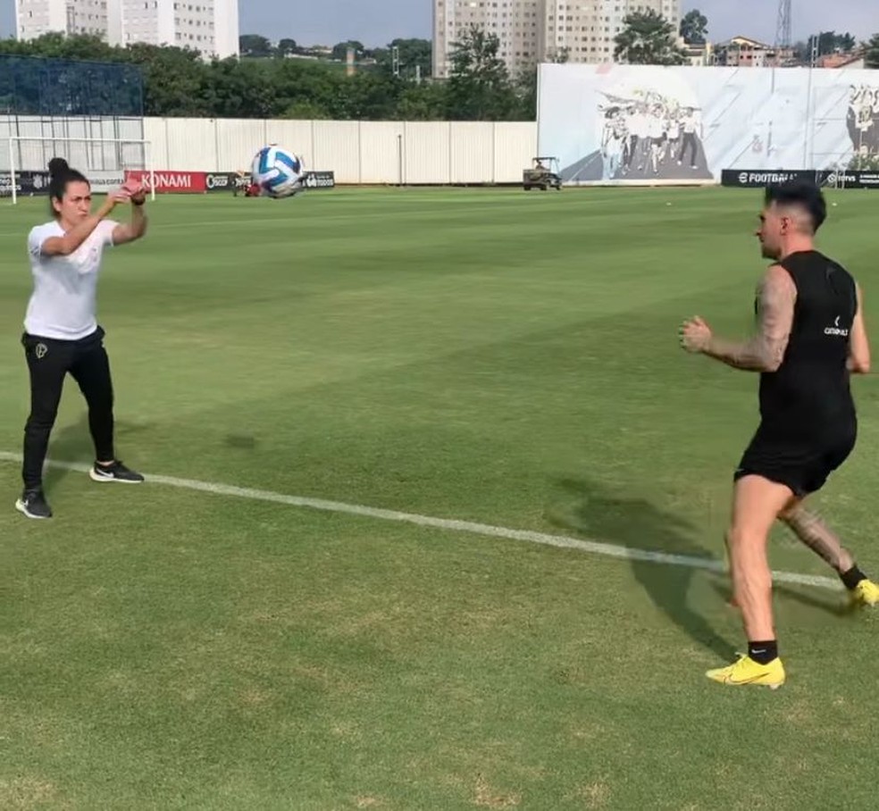 Gustavo Mosquito evolui, vai a campo, mas levará ao menos dois meses para voltar ao Corinthians