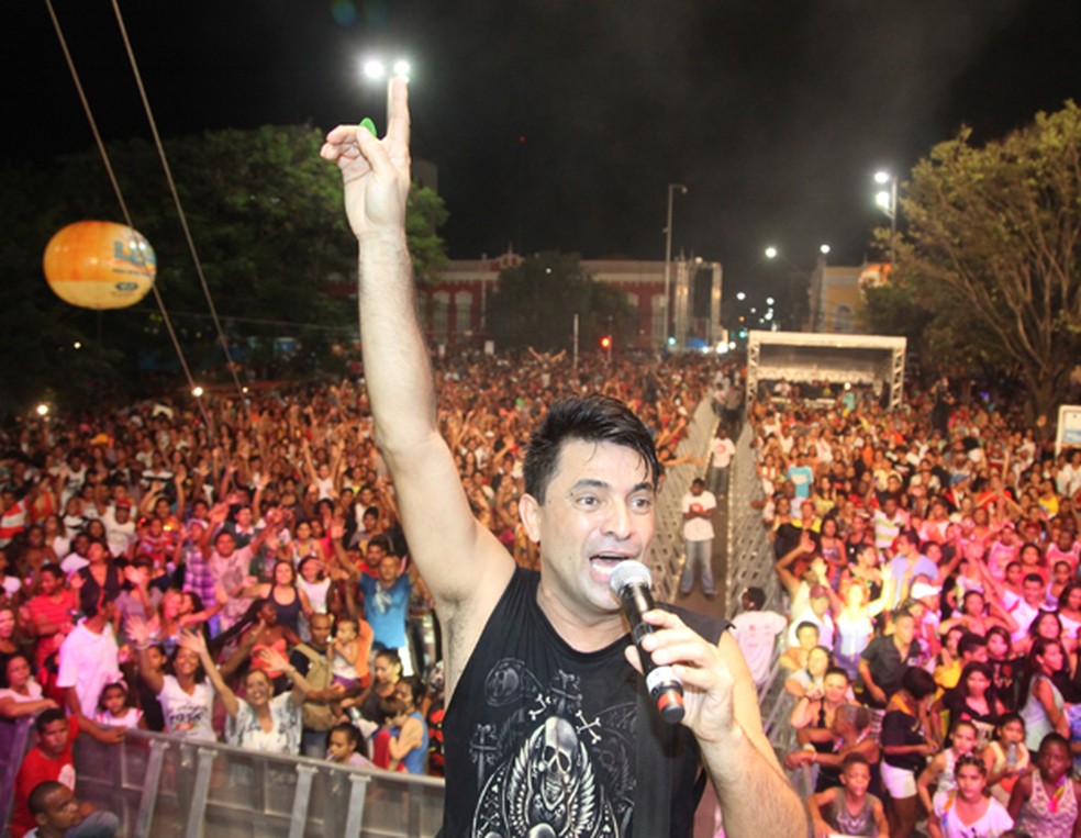 Cantor maranhense Pepê Junior em show na Praça Deodoro. — Foto: Biaman Prado/O Estado