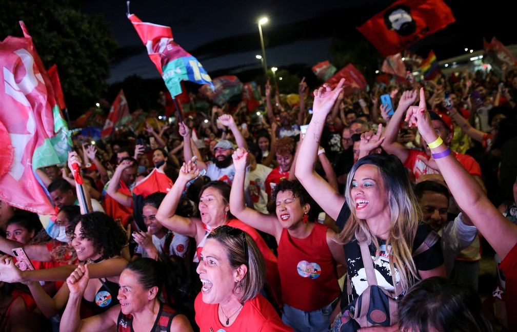 Vitória de Lula é comemorada em Brasília (DF).  — Foto: Reuters/ Diego Vara