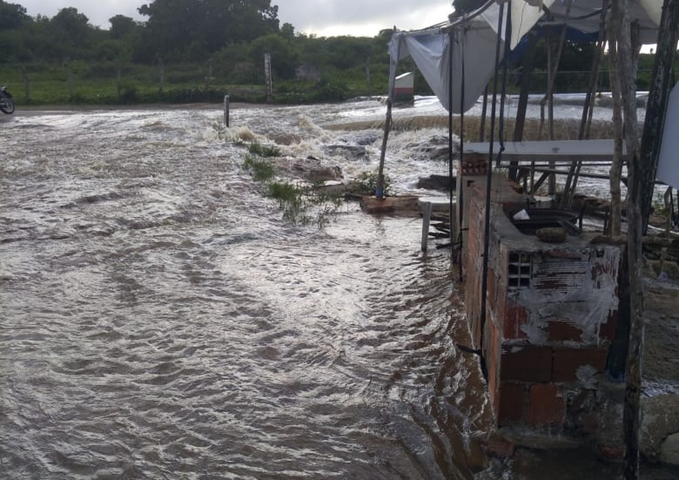 Água do açude chegou a inundar terrenos de algumas propriedades, mas não atingiu casas — Foto: Reprodução