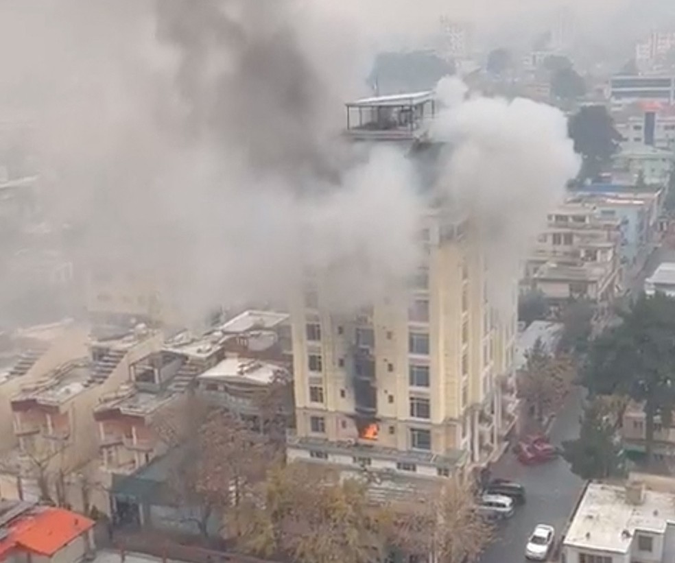 Incêndio atinge um hotel em Cabul, no Afeganistão, após um tiroteio no local no dia 12 de dezembro de 2022 — Foto: Reprodução/Twitter via Reuters