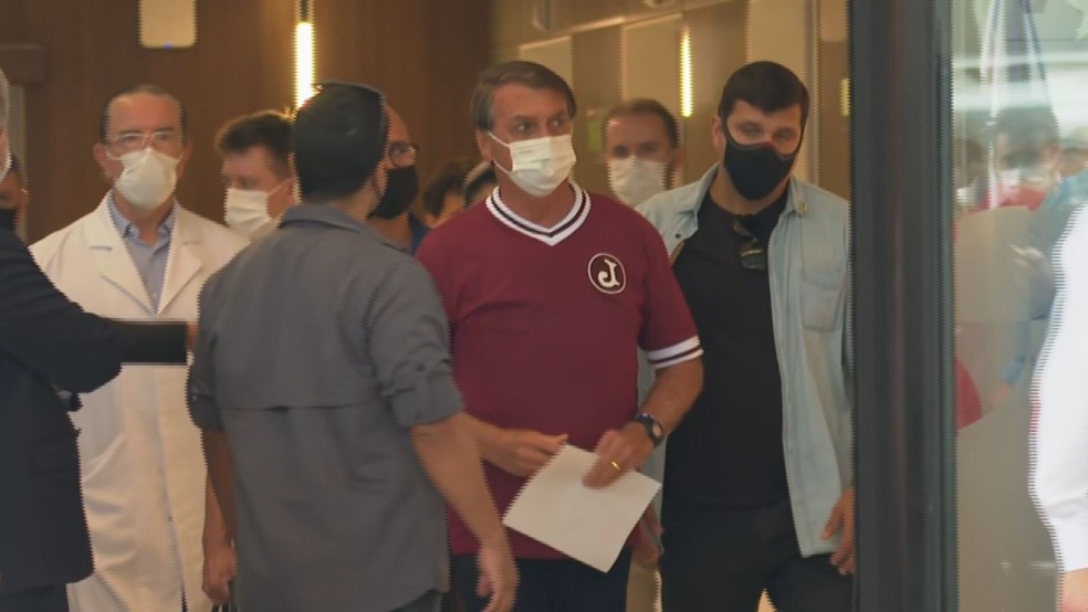 Bolsonaro deixa hospital em SP após receber alta  — Foto: Reprodução/TV Globo