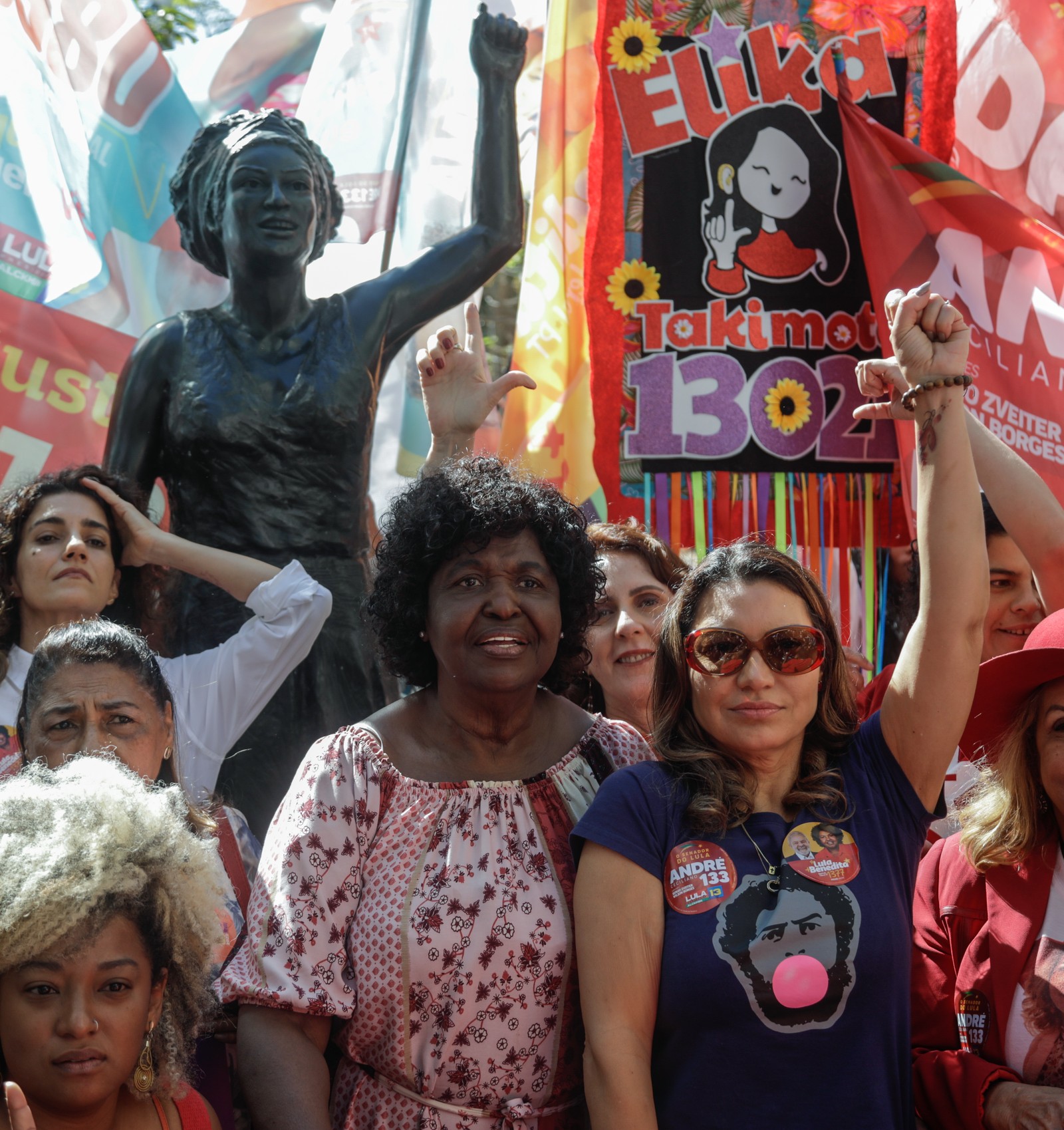 O destino da caminhada foi a estátua da vereadora brutalmente assassinada em 2014, Marielle Franco — Foto: Gabriel de Paiva/Agência O Globo