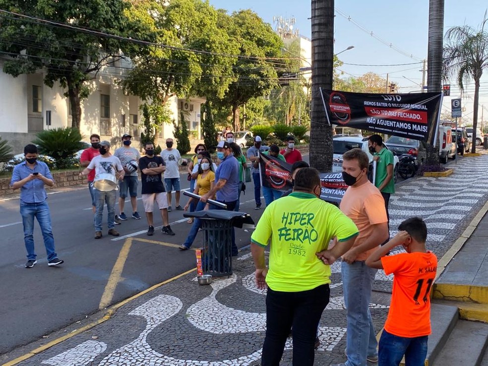 Comerciantes defendem abertura de bares e restaurantes em Presidente Prudente até as 22h — Foto: Bill Paschoalotto/TV Fronteira