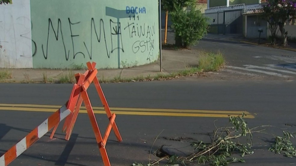 Prefeitura de Bauru retira sofá e coloca cavalete para sinalizar buraco em rua  — Foto: Reprodução/TV TEM