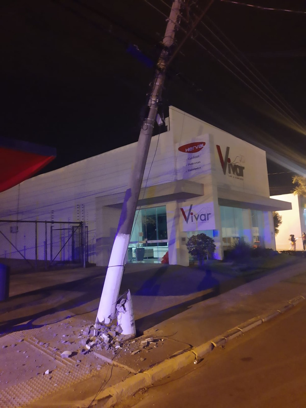 Poste atingido por carro em Rondonópolis. — Foto: PM-MT